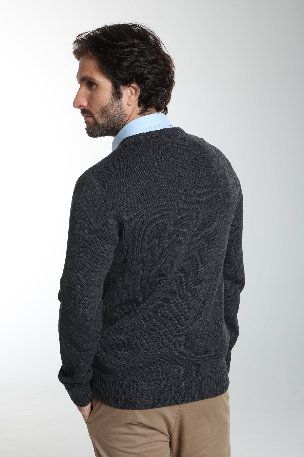 Pull col V Lucky en coton jacquard anthracite – Gentleman Farmer, vue 3