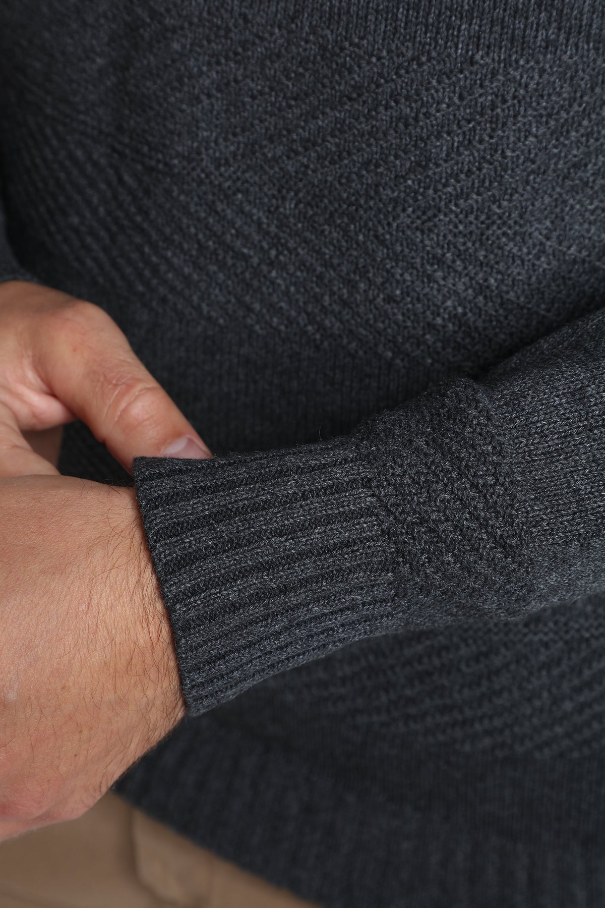 Pull col V Lucky en coton jacquard anthracite – Gentleman Farmer, vue 5