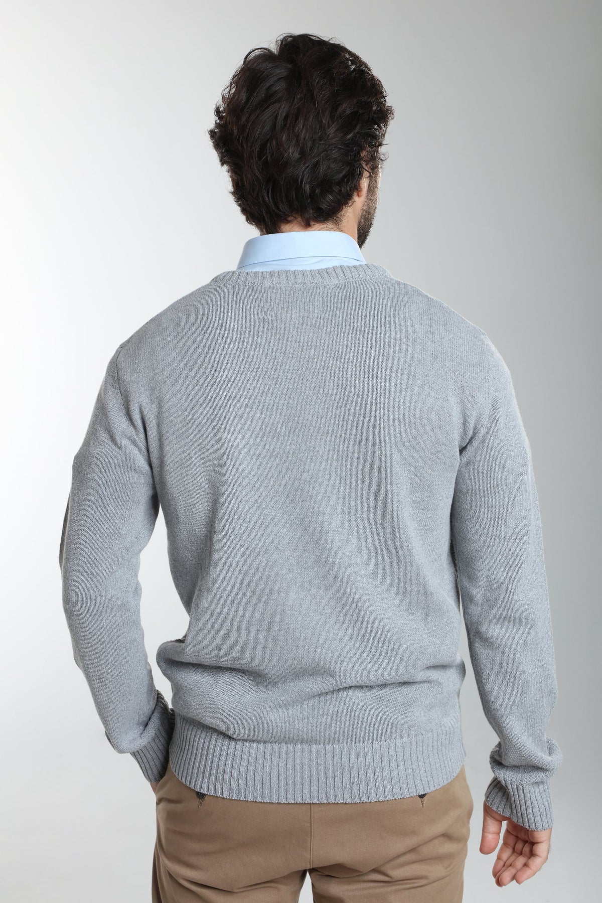 Pull col V Lucky en coton jacquard gris – Gentleman Farmer, vue 4